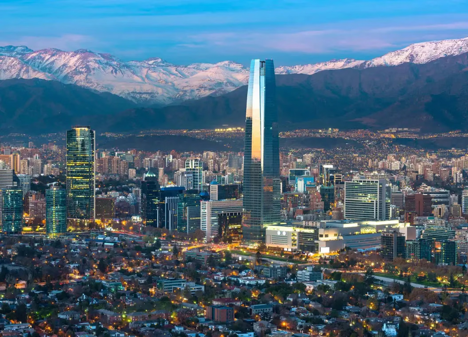 Vista de Santiago de Chile al anochecer con la cordillera de los Andes nevada al fondo