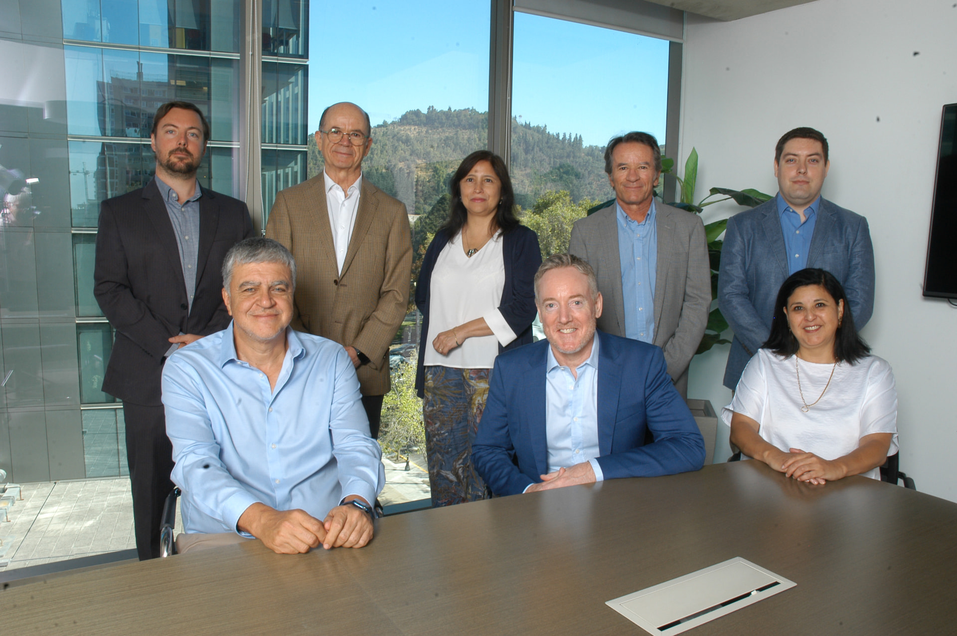 Equipo de socios y profesionales de Russell Bedford Chile en la sala de reuniones de la oficina